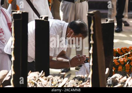 Die Finanzministerin von Assam, Himanta Bishwa Sarma, zollt dem ehemaligen Chef von Assam, Tarun Gogoi, am Donnerstag, den 26. November, auf dem Nabagraha-Verbrennungsgelände in Guwahati, Assam, Indien, letzten Respekt. 2020. Gogoi, 86, starb am Montag im Gauhati Medical College Hospital. (Foto von David Talukdar/NurPhoto) Stockfoto