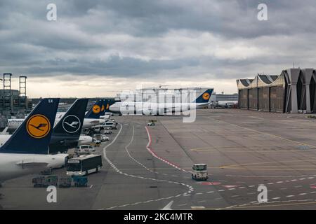 Tail Lineup, eine Reihe von Lufthansa-Flugzeugen mit dem Logo, das am Ende der Reihe mit einer Boeing 747 zu sehen ist, wie sie auf dem Internationalen Flughafen Frankfurt FRA zu sehen ist. Der ehemalige deutsche Flaggenträger verfügt dort über die größte Drehkreuz-Basis. Die Deutsche Lufthansa AG ist die größte deutsche Airline-Fluggesellschaft, die zweitgrößte Passagierin Europa und Mitglied der Luftfahrtallianz Star Alliance. Die Marke verwendet den Kranichvögel in einem Kreis als Logo, ein Symbol, das im Laufe der Jahre kürzlich von gelb auf weiß in blau umfirmiert wurde. Der Frankfurter Flughafen ist mit 4. in Europa und 13. weltweit der verkehrsreichste Flughafen in Deutschland. Frankfurt, Deutschland Stockfoto