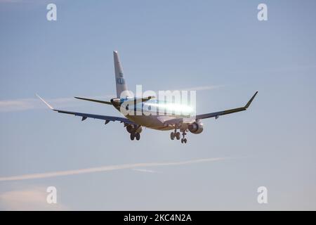 Ein Regionalflugzeug des Typs KLM Cityhopper Embraer ERJ-175, das bei einem endgültigen Anflug und einer Landung auf dem internationalen Flughafen Amsterdam Schiphol AMS EHAM während eines klaren blauen Himmels gesehen wurde. Die brasilianische Schmalkarosserie E170 / E175 Passagierflugzeug hat die Registrierung PH-EXU. KLM Royal Dutch Airlines oder Koninklijke Luchtvaart Maatschappij ist die Flaggschiff-Fluggesellschaft der Niederlande und die älteste Fluggesellschaft der Welt mit einer Flotte von 115 Flugzeugen. Die Fluggesellschaft hat einen Stab und hat ihren Sitz am Flughafen Amsterdam Schiphol und ist Mitglied der SkyTeam-Luftfahrtallianz-Gruppe. Der weltweite Personenverkehr ging im Laufe der Zeit zurück Stockfoto