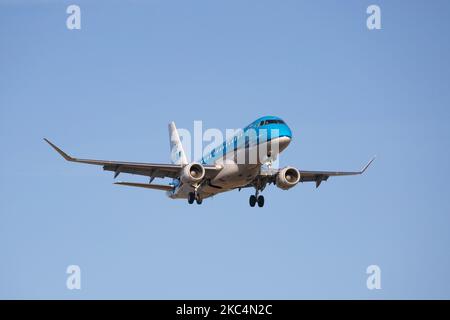 Ein Regionalflugzeug des Typs KLM Cityhopper Embraer ERJ-175, das bei einem endgültigen Anflug und einer Landung auf dem internationalen Flughafen Amsterdam Schiphol AMS EHAM während eines klaren blauen Himmels gesehen wurde. Die brasilianische Schmalkarosserie E170 / E175 Passagierflugzeug hat die Registrierung PH-EXU. KLM Royal Dutch Airlines oder Koninklijke Luchtvaart Maatschappij ist die Flaggschiff-Fluggesellschaft der Niederlande und die älteste Fluggesellschaft der Welt mit einer Flotte von 115 Flugzeugen. Die Fluggesellschaft hat einen Stab und hat ihren Sitz am Flughafen Amsterdam Schiphol und ist Mitglied der SkyTeam-Luftfahrtallianz-Gruppe. Der weltweite Personenverkehr ging im Laufe der Zeit zurück Stockfoto