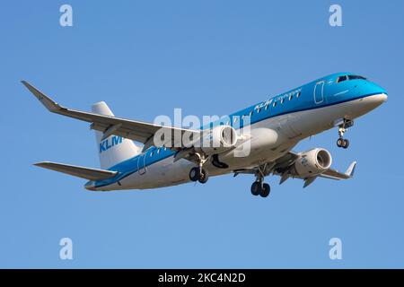 Ein Regionalflugzeug des Typs KLM Cityhopper Embraer ERJ-175, das bei einem endgültigen Anflug und einer Landung auf dem internationalen Flughafen Amsterdam Schiphol AMS EHAM während eines klaren blauen Himmels gesehen wurde. Die brasilianische Schmalkarosserie E170 / E175 Passagierflugzeug hat die Registrierung PH-EXU. KLM Royal Dutch Airlines oder Koninklijke Luchtvaart Maatschappij ist die Flaggschiff-Fluggesellschaft der Niederlande und die älteste Fluggesellschaft der Welt mit einer Flotte von 115 Flugzeugen. Die Fluggesellschaft hat einen Stab und hat ihren Sitz am Flughafen Amsterdam Schiphol und ist Mitglied der SkyTeam-Luftfahrtallianz-Gruppe. Der weltweite Personenverkehr ging im Laufe der Zeit zurück Stockfoto