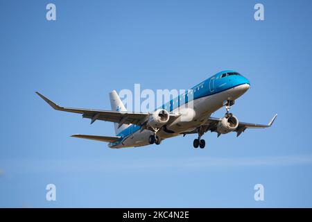 Ein Regionalflugzeug des Typs KLM Cityhopper Embraer ERJ-175, das bei einem endgültigen Anflug und einer Landung auf dem internationalen Flughafen Amsterdam Schiphol AMS EHAM während eines klaren blauen Himmels gesehen wurde. Die brasilianische Schmalkarosserie E170 / E175 Passagierflugzeug hat die Registrierung PH-EXU. KLM Royal Dutch Airlines oder Koninklijke Luchtvaart Maatschappij ist die Flaggschiff-Fluggesellschaft der Niederlande und die älteste Fluggesellschaft der Welt mit einer Flotte von 115 Flugzeugen. Die Fluggesellschaft hat einen Stab und hat ihren Sitz am Flughafen Amsterdam Schiphol und ist Mitglied der SkyTeam-Luftfahrtallianz-Gruppe. Der weltweite Personenverkehr ging im Laufe der Zeit zurück Stockfoto