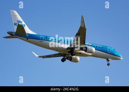 Ein Regionalflugzeug des Typs KLM Cityhopper Embraer ERJ-175, das bei einem endgültigen Anflug und einer Landung auf dem internationalen Flughafen Amsterdam Schiphol AMS EHAM während eines klaren blauen Himmels gesehen wurde. Die brasilianische Schmalkarosserie E170 / E175 Passagierflugzeug hat die Registrierung PH-EXU. KLM Royal Dutch Airlines oder Koninklijke Luchtvaart Maatschappij ist die Flaggschiff-Fluggesellschaft der Niederlande und die älteste Fluggesellschaft der Welt mit einer Flotte von 115 Flugzeugen. Die Fluggesellschaft hat einen Stab und hat ihren Sitz am Flughafen Amsterdam Schiphol und ist Mitglied der SkyTeam-Luftfahrtallianz-Gruppe. Der weltweite Personenverkehr ging im Laufe der Zeit zurück Stockfoto