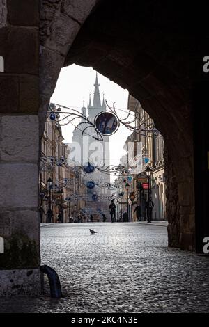 Passanten werden in der Florianska Straße am Hauptmarkt in der Krakauer Altstadt gesehen, während die Stadt unter teilweiser Coronavirus-Sperre am 26. November 2020 neue Weihnachtsdekorationen anlegt. Die Altstadt von Krakau ist in der Regel sehr voll mit Touristen, nicht es bleibt weitgehend verlassen wegen Covid-19 Einschränkungen. (Foto von Dominika Zarzycka/NurPhoto) Stockfoto