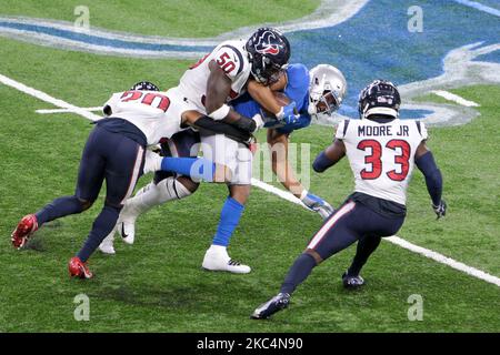 Detroit Lions vor Jonathan Williams (41) wird am Donnerstag, den 26. November 2020, von dem aus Houston Texans stammenden Linebacker Tyrell Adams (50) in der zweiten Hälfte eines NFL-Fußballspiels gegen die in Detroit, Michigan, USA, angegangen. (Foto von Jorge Lemus/NurPhoto) Stockfoto