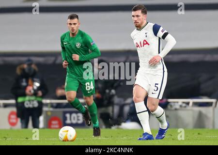 LONDON, ENGLAND. DER Verteidiger PIERRE-Emile Hojbjerg vom 26THTottenham. NOVEMBER ist am Donnerstag, dem 26.. November 2020, während des UEFA Europa League Group J-Spiels zwischen Tottenham Hotspur und PFC Ludogorets Razgrad im Tottenham Hotspur Stadium in London in Aktion. (Foto von Jon Bromley/MI News/NurPhoto) Stockfoto