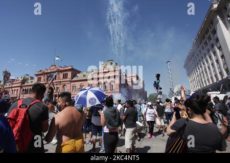 Tausende von Menschen kamen am 26. November 2020 in die Casa Rosada, um den Sarg von Diego Armando Maradona in Buenos Aires, Argentinien, zu sehen. Maradona starb am Donnerstag, den 25. August, im Alter von 60 Jahren an einem Herzinfarkt in seinem Haus. Er gilt als einer der besten Fußballspieler der Geschichte und führte seine Nationalmannschaft 1986 zur Weltmeisterschaft. Der argentinische Präsident Alberto Fernandez erklärte drei Tage lang nationale Trauer. (Foto von Carol Smiljan/NurPhoto) Stockfoto