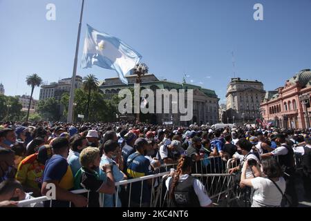 Tausende von Menschen kamen am 26. November 2020 in die Casa Rosada, um den Sarg von Diego Armando Maradona in Buenos Aires, Argentinien, zu sehen. Maradona starb am Donnerstag, den 25. August, im Alter von 60 Jahren an einem Herzinfarkt in seinem Haus. Er gilt als einer der besten Fußballspieler der Geschichte und führte seine Nationalmannschaft 1986 zur Weltmeisterschaft. Der argentinische Präsident Alberto Fernandez erklärte drei Tage lang nationale Trauer. (Foto von Carol Smiljan/NurPhoto) Stockfoto