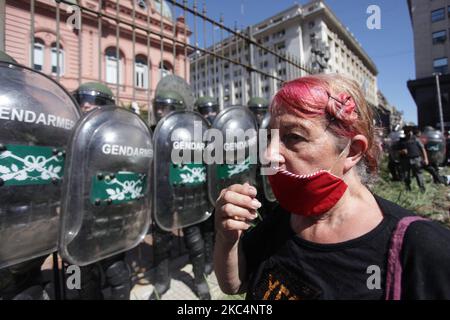 Tausende von Menschen kamen am 26. November 2020 in die Casa Rosada, um den Sarg von Diego Armando Maradona in Buenos Aires, Argentinien, zu sehen. Maradona starb am Donnerstag, den 25. August, im Alter von 60 Jahren an einem Herzinfarkt in seinem Haus. Er gilt als einer der besten Fußballspieler der Geschichte und führte seine Nationalmannschaft 1986 zur Weltmeisterschaft. Der argentinische Präsident Alberto Fernandez erklärte drei Tage lang nationale Trauer. (Foto von Carol Smiljan/NurPhoto) Stockfoto