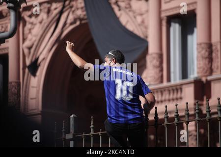 Tausende von Menschen kamen am 26. November 2020 in die Casa Rosada, um den Sarg von Diego Armando Maradona in Buenos Aires, Argentinien, zu sehen. Maradona starb am Donnerstag, den 25. August, im Alter von 60 Jahren an einem Herzinfarkt in seinem Haus. Er gilt als einer der besten Fußballspieler der Geschichte und führte seine Nationalmannschaft 1986 zur Weltmeisterschaft. Der argentinische Präsident Alberto Fernandez erklärte drei Tage lang nationale Trauer. (Foto von Carol Smiljan/NurPhoto) Stockfoto