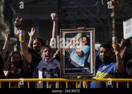 Tausende von Menschen kamen am 26. November 2020 in die Casa Rosada, um den Sarg von Diego Armando Maradona in Buenos Aires, Argentinien, zu sehen. Maradona starb am Donnerstag, den 25. August, im Alter von 60 Jahren an einem Herzinfarkt in seinem Haus. Er gilt als einer der besten Fußballspieler der Geschichte und führte seine Nationalmannschaft 1986 zur Weltmeisterschaft. Der argentinische Präsident Alberto Fernandez erklärte drei Tage lang nationale Trauer. (Foto von Carol Smiljan/NurPhoto) Stockfoto