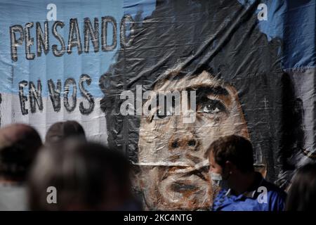 Tausende von Menschen kamen am 26. November 2020 in die Casa Rosada, um den Sarg von Diego Armando Maradona in Buenos Aires, Argentinien, zu sehen. Maradona starb am Donnerstag, den 25. August, im Alter von 60 Jahren an einem Herzinfarkt in seinem Haus. Er gilt als einer der besten Fußballspieler der Geschichte und führte seine Nationalmannschaft 1986 zur Weltmeisterschaft. Der argentinische Präsident Alberto Fernandez erklärte drei Tage lang nationale Trauer. (Foto von Carol Smiljan/NurPhoto) Stockfoto