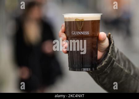 Ein Pint Guinness zog gerade in eine Plastikschale, die man vor einem Pub im Stadtzentrum Dublins gesehen hat. Am Donnerstag, den 26. November 2020, in Dublin, Irland. (Foto von Artur Widak/NurPhoto) Stockfoto