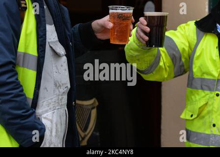 Vor einem Pub im Stadtzentrum Dublins werden in Plastikbechern Bierkälchen serviert. Am Donnerstag, den 26. November 2020, in Dublin, Irland. (Foto von Artur Widak/NurPhoto) Stockfoto