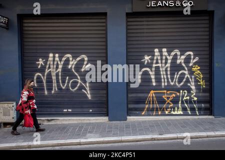 Am 27. November 2020 sind die Geschäfte wegen Coronavirus (Covid-19) in Athen, Griechenland, während der Rabatte am Black Friday geschlossen. (Foto von Nikolas Kokovlis/NurPhoto) Stockfoto