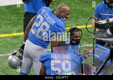 Detroit Lions läuft zurück Adrian Peterson (28) wird während der ersten Hälfte eines NFL-Fußballspiels gegen die Houston Texans in Detroit, Michigan, USA, am Donnerstag, 26. November 2020, gesehen. (Foto von Jorge Lemus/NurPhoto) Stockfoto