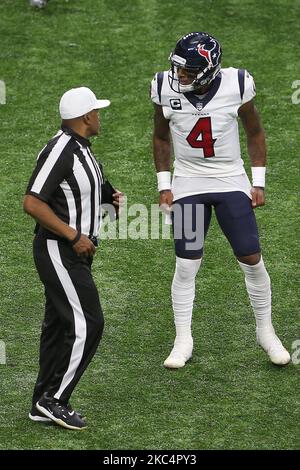 Houston Texans Quarterback Deshaun Watson (4) spricht mit dem Schiedsrichter Shawn Smith (14) nach einem Spiel während der ersten Hälfte eines NFL-Fußballspiels zwischen den Detroit Lions und den Houston Texans in Detroit, Michigan, USA, am Donnerstag, dem 26. November 2020. (Foto von Amy Lemus/NurPhoto) Stockfoto