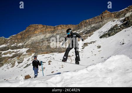 27/11/2020 Cervinia, Italien: Das italienische paralympische Snowboard-Team während seines Trainings in einer Saison voller Unsicherheiten aufgrund der Ausbreitung der Covid-19-Pandemie. Das alpine Skigebiet Cervinia ist das einzige Wintersportgebiet, das im Nordwesten Italiens für das Skikurtraining geöffnet ist. Das Plan Maison (m. 2,500 MSL. ) Pisten sind nur für die professionellen Teams vorbehalten, aber jetzt mit der Entscheidung, die Pisten während der Weihnachtsferien für Touristen geschlossen zu halten, hat das Eigentum des Skigebiets angekündigt, dass es nicht weiß, wie lange es in der Lage sein wird, mit so wenig Einkommen geöffnet zu bleiben. Das Fehlen von s Stockfoto