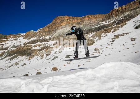 27/11/2020 Cervinia, Italien: Das italienische paralympische Snowboard-Team während seines Trainings in einer Saison voller Unsicherheiten aufgrund der Ausbreitung der Covid-19-Pandemie. Das alpine Skigebiet Cervinia ist das einzige Wintersportgebiet, das im Nordwesten Italiens für das Skikurtraining geöffnet ist. Das Plan Maison (m. 2,500 MSL. ) Pisten sind nur für die professionellen Teams vorbehalten, aber jetzt mit der Entscheidung, die Pisten während der Weihnachtsferien für Touristen geschlossen zu halten, hat das Eigentum des Skigebiets angekündigt, dass es nicht weiß, wie lange es in der Lage sein wird, mit so wenig Einkommen geöffnet zu bleiben. Das Fehlen von s Stockfoto