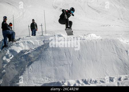 27/11/2020 Cervinia, Italien: Das italienische paralympische Snowboard-Team während seines Trainings in einer Saison voller Unsicherheiten aufgrund der Ausbreitung der Covid-19-Pandemie. Das alpine Skigebiet Cervinia ist das einzige Wintersportgebiet, das im Nordwesten Italiens für das Skikurtraining geöffnet ist. Das Plan Maison (m. 2,500 MSL. ) Pisten sind nur für die professionellen Teams vorbehalten, aber jetzt mit der Entscheidung, die Pisten während der Weihnachtsferien für Touristen geschlossen zu halten, hat das Eigentum des Skigebiets angekündigt, dass es nicht weiß, wie lange es in der Lage sein wird, mit so wenig Einkommen geöffnet zu bleiben. Das Fehlen von s Stockfoto