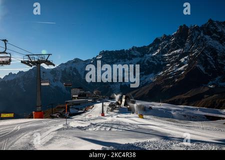 27/11/2020 Cervinia, Italien: Die Skipisten werden dank des künstlichen Schnees in dieser Zeit, in der der Mangel an Schnee zu den Schwierigkeiten aufgrund der Covid-19 Pandemie hinzugefügt wird, offen gehalten. Das alpine Skigebiet Cervinia ist das einzige Wintersportgebiet, das im Nordwesten Italiens für das Skikurtraining geöffnet ist. Das Plan Maison (m. 2,500 MSL. ) Pisten sind nur für die professionellen Teams vorbehalten, aber jetzt mit der Entscheidung, die Pisten während der Weihnachtsferien für Touristen geschlossen zu halten, hat das Eigentum des Skigebiets angekündigt, dass es nicht weiß, wie lange es in der Lage sein wird, mit so wenig Einkommen geöffnet zu bleiben. T Stockfoto