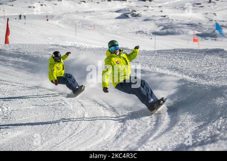 27/11/2020 Cervinia, Italien: Das italienische paralympische Snowboard-Team während seines Trainings in einer Saison voller Unsicherheiten aufgrund der Ausbreitung der Covid-19-Pandemie. Das alpine Skigebiet Cervinia ist das einzige Wintersportgebiet, das im Nordwesten Italiens für das Skikurtraining geöffnet ist. Das Plan Maison (m. 2,500 MSL. ) Pisten sind nur für die professionellen Teams vorbehalten, aber jetzt mit der Entscheidung, die Pisten während der Weihnachtsferien für Touristen geschlossen zu halten, hat das Eigentum des Skigebiets angekündigt, dass es nicht weiß, wie lange es in der Lage sein wird, mit so wenig Einkommen geöffnet zu bleiben. Das Fehlen von s Stockfoto