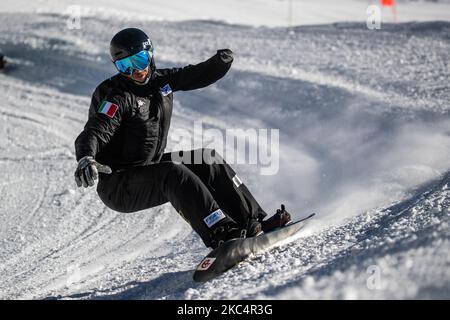 27/11/2020 Cervinia, Italien: Das italienische paralympische Snowboard-Team während seines Trainings in einer Saison voller Unsicherheiten aufgrund der Ausbreitung der Covid-19-Pandemie. Das alpine Skigebiet Cervinia ist das einzige Wintersportgebiet, das im Nordwesten Italiens für das Skikurtraining geöffnet ist. Das Plan Maison (m. 2,500 MSL. ) Pisten sind nur für die professionellen Teams vorbehalten, aber jetzt mit der Entscheidung, die Pisten während der Weihnachtsferien für Touristen geschlossen zu halten, hat das Eigentum des Skigebiets angekündigt, dass es nicht weiß, wie lange es in der Lage sein wird, mit so wenig Einkommen geöffnet zu bleiben. Das Fehlen von s Stockfoto