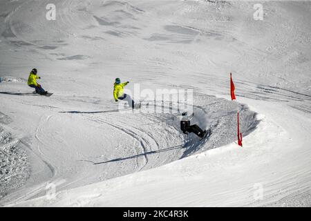 27/11/2020 Cervinia, Italien: Das italienische paralympische Snowboard-Team während seines Trainings in einer Saison voller Unsicherheiten aufgrund der Ausbreitung der Covid-19-Pandemie. Das alpine Skigebiet Cervinia ist das einzige Wintersportgebiet, das im Nordwesten Italiens für das Skikurtraining geöffnet ist. Das Plan Maison (m. 2,500 MSL. ) Pisten sind nur für die professionellen Teams vorbehalten, aber jetzt mit der Entscheidung, die Pisten während der Weihnachtsferien für Touristen geschlossen zu halten, hat das Eigentum des Skigebiets angekündigt, dass es nicht weiß, wie lange es in der Lage sein wird, mit so wenig Einkommen geöffnet zu bleiben. Das Fehlen von s Stockfoto