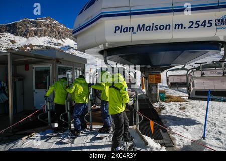 27/11/2020 Cervinia, Italien: Das italienische paralympische Snowboard-Team während seines Trainings in einer Saison voller Unsicherheiten aufgrund der Ausbreitung der Covid-19-Pandemie. Das alpine Skigebiet Cervinia ist das einzige Wintersportgebiet, das im Nordwesten Italiens für das Skikurtraining geöffnet ist. Das Plan Maison (m. 2,500 MSL. ) Pisten sind nur für die professionellen Teams vorbehalten, aber jetzt mit der Entscheidung, die Pisten während der Weihnachtsferien für Touristen geschlossen zu halten, hat das Eigentum des Skigebiets angekündigt, dass es nicht weiß, wie lange es in der Lage sein wird, mit so wenig Einkommen geöffnet zu bleiben. Das Fehlen von s Stockfoto