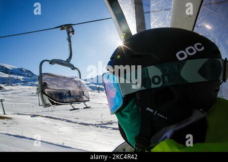 27/11/2020 Cervinia, Italien: Das italienische paralympische Snowboard-Team während seines Trainings in einer Saison voller Unsicherheiten aufgrund der Ausbreitung der Covid-19-Pandemie. Das alpine Skigebiet Cervinia ist das einzige Wintersportgebiet, das im Nordwesten Italiens für das Skikurtraining geöffnet ist. Das Plan Maison (m. 2,500 MSL. ) Pisten sind nur für die professionellen Teams vorbehalten, aber jetzt mit der Entscheidung, die Pisten während der Weihnachtsferien für Touristen geschlossen zu halten, hat das Eigentum des Skigebiets angekündigt, dass es nicht weiß, wie lange es in der Lage sein wird, mit so wenig Einkommen geöffnet zu bleiben. Das Fehlen von s Stockfoto