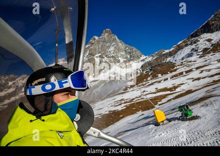 27/11/2020 Cervinia, Italien: Das italienische paralympische Snowboard-Team während seines Trainings in einer Saison voller Unsicherheiten aufgrund der Ausbreitung der Covid-19-Pandemie. Das alpine Skigebiet Cervinia ist das einzige Wintersportgebiet, das im Nordwesten Italiens für das Skikurtraining geöffnet ist. Das Plan Maison (m. 2,500 MSL. ) Pisten sind nur für die professionellen Teams vorbehalten, aber jetzt mit der Entscheidung, die Pisten während der Weihnachtsferien für Touristen geschlossen zu halten, hat das Eigentum des Skigebiets angekündigt, dass es nicht weiß, wie lange es in der Lage sein wird, mit so wenig Einkommen geöffnet zu bleiben. Das Fehlen von s Stockfoto