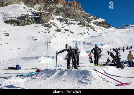 27/11/2020 Cervinia, Italien: Das italienische paralympische Snowboard-Team während seines Trainings in einer Saison voller Unsicherheiten aufgrund der Ausbreitung der Covid-19-Pandemie. Das alpine Skigebiet Cervinia ist das einzige Wintersportgebiet, das im Nordwesten Italiens für das Skikurtraining geöffnet ist. Das Plan Maison (m. 2,500 MSL. ) Pisten sind nur für die professionellen Teams vorbehalten, aber jetzt mit der Entscheidung, die Pisten während der Weihnachtsferien für Touristen geschlossen zu halten, hat das Eigentum des Skigebiets angekündigt, dass es nicht weiß, wie lange es in der Lage sein wird, mit so wenig Einkommen geöffnet zu bleiben. Das Fehlen von s Stockfoto