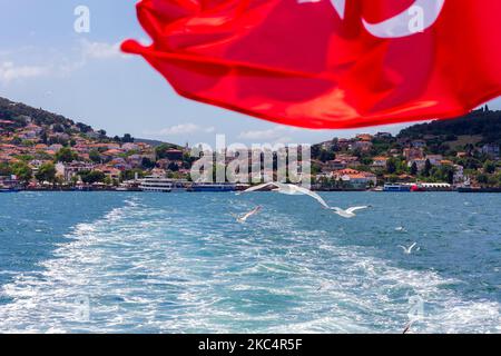 Die türkische Flagge winkt auf einer Touristenfähre, die den Hafen der Insel Heybeliada verlässt, der 2. größten der Prinzeninseln im Marmarameer, Türkei Stockfoto