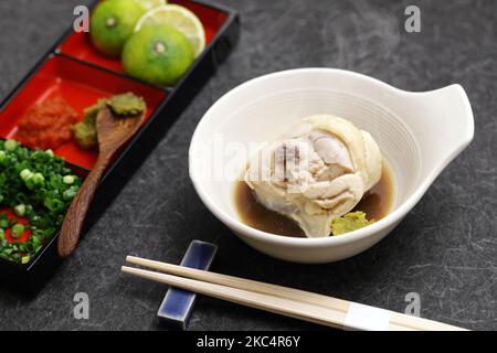 Mizutaki, japanischer Chicken Hot Pot; servierte den heißen Topf in einer Schüssel Stockfoto