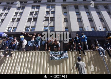 Tausende von Unterstützern kamen am 25. November 2020 in die Casa Rosada, um Diego Maradona in Buenos Aires, Argentinien, zu ehren. Der argentinische Fußball-Superstar Diego Armando Maradona ist im Alter von 60 Jahren nach einem Herzstillstand gestorben. (Foto von Carol Smiljan/NurPhoto) Stockfoto