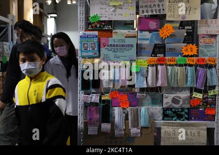 Ein Junge, der eine Gesichtsmaske trug, wurde am 28. November 2020 in Hongkong, China, in verschiedenen Farben einer Surgucal-Gesichtsmaske ausgestellt. Hongkong erlebt derzeit eine neue Welle von Covid-19-Fällen, von denen heute 84 neue Fälle gemeldet werden. (Foto von Vernon Yuen/NurPhoto) Stockfoto