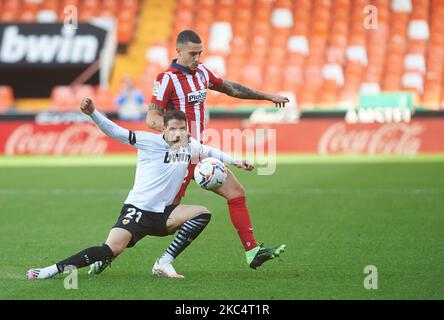 Manu Vallejo von Valencia CF und Mario Hermoso von Atletico de Madrid während der La Liga Santander mach zwischen Valencia und Atletico de Madrid am 28. November 2020 im Estadio de Mestalla in Valencia, Spanien (Foto: Maria Jose Segovia/NurPhoto) Stockfoto