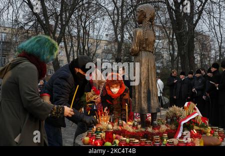 Die Menschen zündeten Kerzen an und legten Blumensträuße aus den Ohren und dem arrowwood zum Gedenken an die Opfer der großen Hungersnot während der Trauerkundgebung in Kiew, Ukraine, am 28. November 2020.die Ukraine ehrt das Gedenken an die Opfer der Hungersnöte und der Großen Hungersnot (Holodomor) von 1932 bis 1933, als 4,5 Millionen Ukrainer, Darunter 600.000 ungeborene Kinder, wurden vom sowjetischen Regime unter Joseph Stalin verhungert. (Foto von Sergii Chartschenko/NurPhoto) Stockfoto