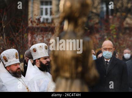 Die Menschen zündeten Kerzen an und legten Blumensträuße aus den Ohren und dem arrowwood zum Gedenken an die Opfer der großen Hungersnot während der Trauerkundgebung in Kiew, Ukraine, am 28. November 2020.die Ukraine ehrt das Gedenken an die Opfer der Hungersnöte und der Großen Hungersnot (Holodomor) von 1932 bis 1933, als 4,5 Millionen Ukrainer, Darunter 600.000 ungeborene Kinder, wurden vom sowjetischen Regime unter Joseph Stalin verhungert. (Foto von Sergii Chartschenko/NurPhoto) Stockfoto