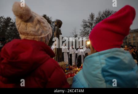 Die Menschen zündeten Kerzen an und legten Blumensträuße aus den Ohren und dem arrowwood zum Gedenken an die Opfer der großen Hungersnot während der Trauerkundgebung in Kiew, Ukraine, am 28. November 2020.die Ukraine ehrt das Gedenken an die Opfer der Hungersnöte und der Großen Hungersnot (Holodomor) von 1932 bis 1933, als 4,5 Millionen Ukrainer, Darunter 600.000 ungeborene Kinder, wurden vom sowjetischen Regime unter Joseph Stalin verhungert. (Foto von Sergii Chartschenko/NurPhoto) Stockfoto