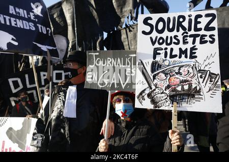 Am 28. November 2020 demonstrieren Menschen in Paris während eines Protestes gegen den Gesetzesentwurf "Globale Sicherheit", der nach Artikel 24 die Veröffentlichung von Bildern diensthabender Polizeibeamter mit der Absicht kriminalisiert, ihrer "physischen oder psychischen Integrität" zu schaden. Dutzende von Kundgebungen sind für den 28. November gegen ein neues französisches Gesetz geplant, das den Austausch von Polizeibildern einschränken würde, nur wenige Tage nachdem das Land durch Aufnahmen erschüttert wurde, die zeigen, dass Polizisten einen Schwarzen schlugen und rassistisch misshandelte. (Foto von Mehdi Taamallah/NurPhoto) Stockfoto