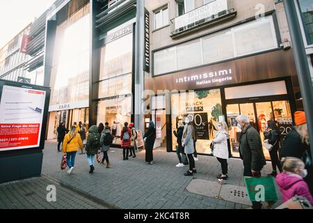 Allgemeine Ansicht der Käufer warten in der Schlange vor dem zara-Laden am Schwarzverkauf-Wochenende in Köln, Deutschland, am 28. November 2020 (Foto von Ying Tang/NurPhoto) Stockfoto