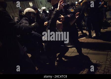 Unruhen, die während der Blockade Warschaus durch den feministischen Frauenstreik am 28. November 2020 in Warschau beobachtet wurden. (Foto von Maciej Luczniewski/NurPhoto) Stockfoto