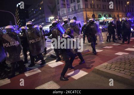 Unruhen, die während der Blockade Warschaus durch den feministischen Frauenstreik am 28. November 2020 in Warschau beobachtet wurden. (Foto von Maciej Luczniewski/NurPhoto) Stockfoto