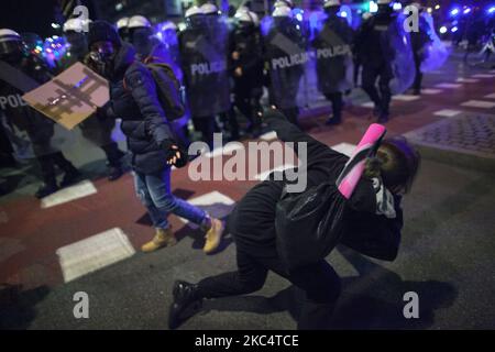 Unruhen, die während der Blockade Warschaus durch den feministischen Frauenstreik am 28. November 2020 in Warschau beobachtet wurden. (Foto von Maciej Luczniewski/NurPhoto) Stockfoto