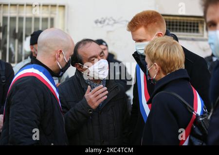 Philippe Martinez (C), Generalsekretär der französischen CGT-Gewerkschaft, sprach mit dem Abgeordneten der linken Partei von La France Insoumise Adrien Quatennens (2R) am 28. November 2020 auf dem Place de la Republique in Paris während einer Demonstration gegen den Gesetzesentwurf zur 'globalen Sicherheit', Artikel 24 würde die Veröffentlichung von Bildern diensthabender Polizeibeamter mit der Absicht kriminalisieren, ihre „körperliche oder psychische Integrität“ zu schädigen. Dutzende von Kundgebungen sind für den 28. November gegen ein neues französisches Gesetz geplant, das den Austausch von Polizeibildern einschränken würde, nur wenige Tage nachdem das Land durch Aufnahmen erschüttert wurde Stockfoto