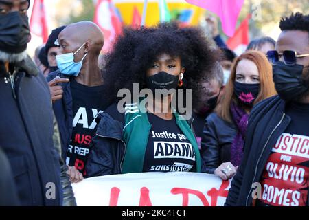 ASSA Traore (C), die Schwester des verstorbenen Adama Traore, eines Mannes, der in Polizeigewahrsam starb, steht am 28. November 2020 auf dem Place de la Republique in Paris während einer Demonstration gegen den Gesetzesentwurf zur "globalen Sicherheit", Artikel 24 würde die Veröffentlichung von Bildern diensthabender Polizeibeamter mit der Absicht kriminalisieren, ihre „körperliche oder psychische Integrität“ zu schädigen. Dutzende von Kundgebungen sind am 28. November gegen ein neues französisches Gesetz geplant, das den Austausch von Polizeibildern einschränken würde, nur wenige Tage nachdem das Land von Aufnahmen erschüttert wurde, die Polizisten schlugen und rac zeigten Stockfoto