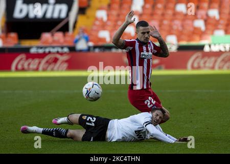 Manu Vallejo von Valencia CF (L) und MARIO HERMOSO VON ATLETICO DE MADRID während des spanischen La Liga-Spiels zwischen Valencia CF und Atletico de Madrid am 28. November 2020 im Mestalla-Stadion. (Foto von Jose Miguel Fernandez/NurPhoto) Stockfoto