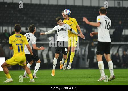 Jack Grimmer von Wycombe Wanderers kämpft mit Tom Lawrence von Derby County während des Sky Bet Championship-Spiels zwischen Derby County und Wycombe Wanderers am Samstag, dem 28.. November 2020 im Pride Park, Derby. (Foto von Jon Hobley/MI News/NurPhoto) Stockfoto