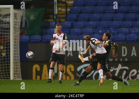 Boltons Lloyd Isgrove kommt mit einem Schuss in die zweite Hälfte während des Sky Bet League 2-Spiels zwischen Bolton Wanderers und Southend United am Samstag, den 28.. November 2020 im Reebok Stadium, Bolton, nahe. (Foto von Chris Donnelly/MI News/NurPhoto) Stockfoto